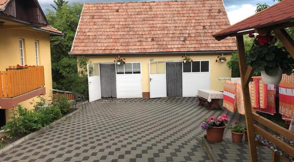 Balazs Vendeghaz Aparthotel Lupeni  Exterior photo