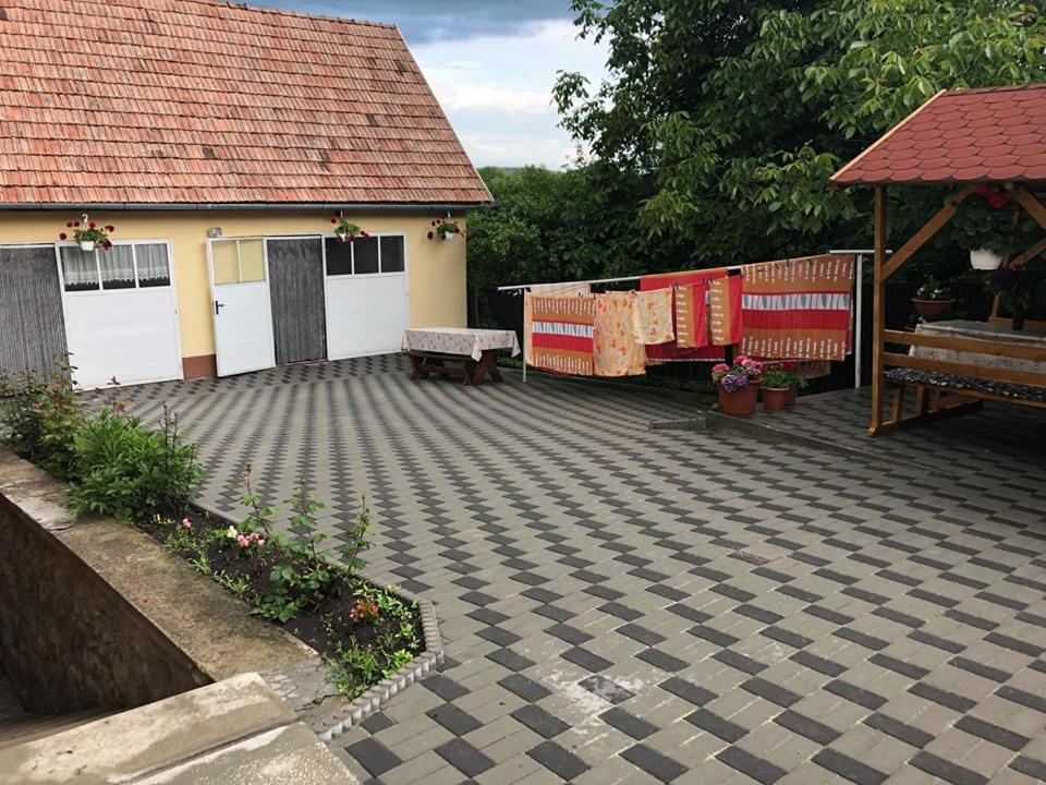 Balazs Vendeghaz Aparthotel Lupeni  Exterior photo